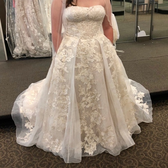 Oleg Cassini Wedding dress